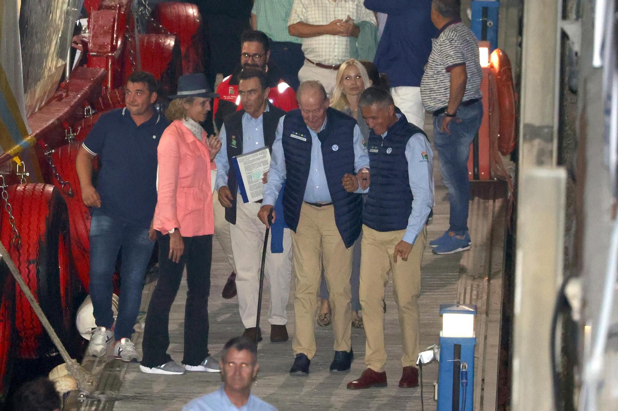 La multitudinaria cena del rey emérito y la infanta Elena a bordo de un 'bateeiro' por aguas de Sanxenxo