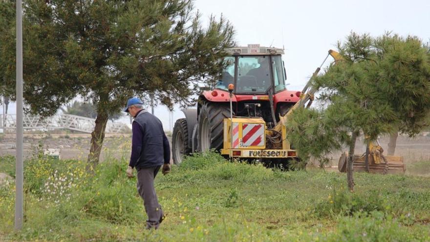 El Ayuntamiento está limpiando los solares municipales de Los Urrutias