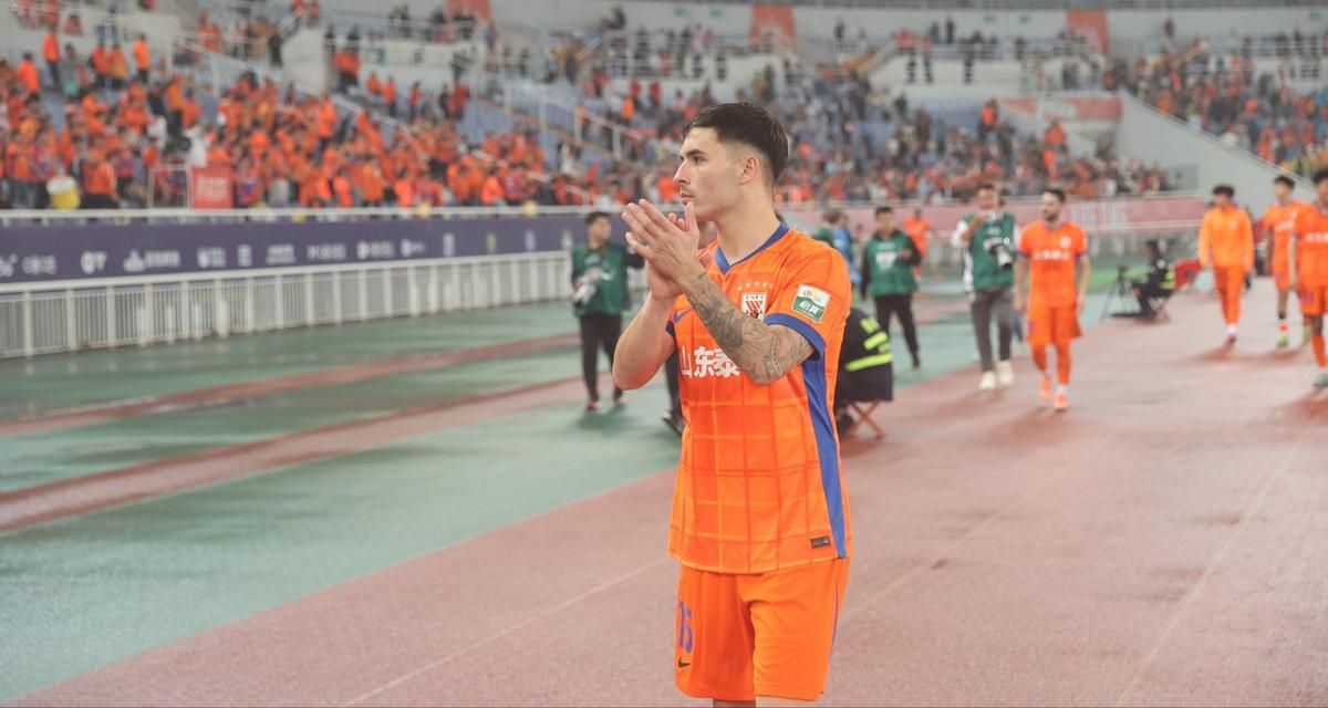 Lluís López, en un partido de la Superliga china con el  Shandong Taishan.