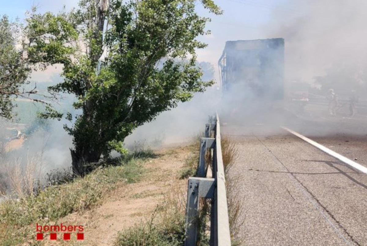 Un camió incendiat a l’AP-2 talla la via a Soses (Lleida)