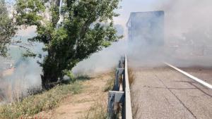 Un camió incendiat a l’AP-2 talla la via a Soses (Lleida)