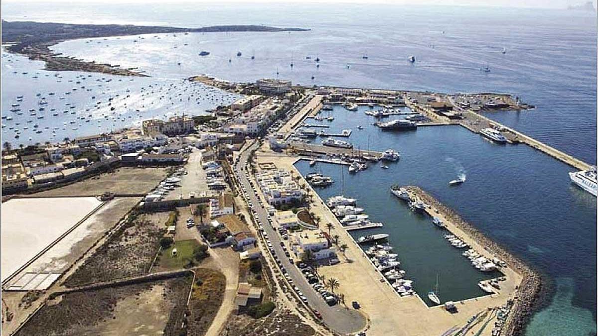 Foto aérea de la dársena de Levante del Puerto de la Savina.