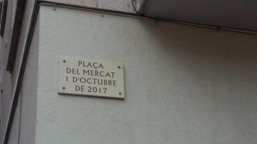 Una placa amb la nova denominació de plaça del Mercat 1 d&#039;Octubre de 2017.