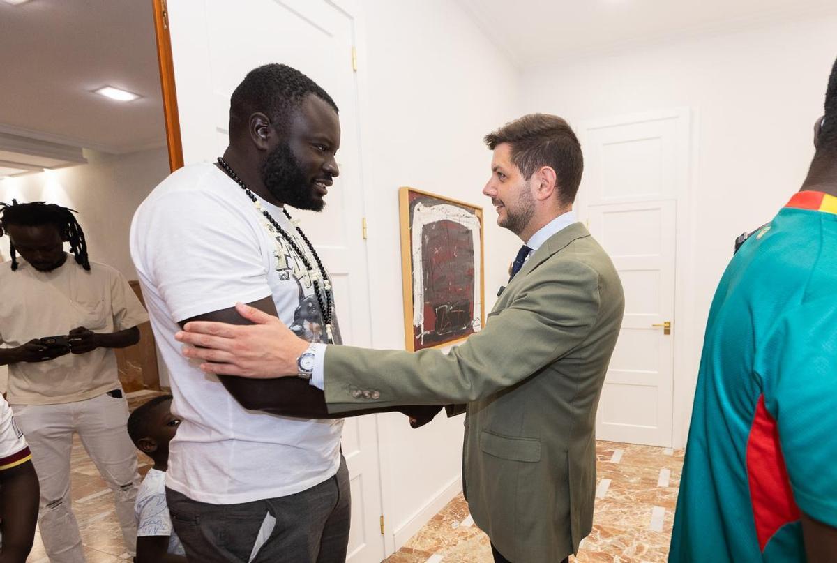 El vecino senegalés junto al alcalde de Gandia.