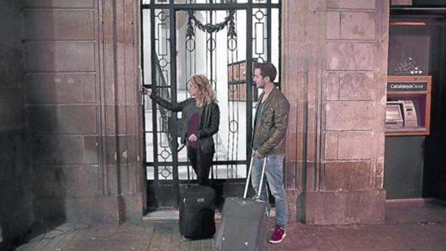 Una pareja de holandeses llega a una finca de la Rambla para alojarse en un apartamento turístico, el pasado viernes.