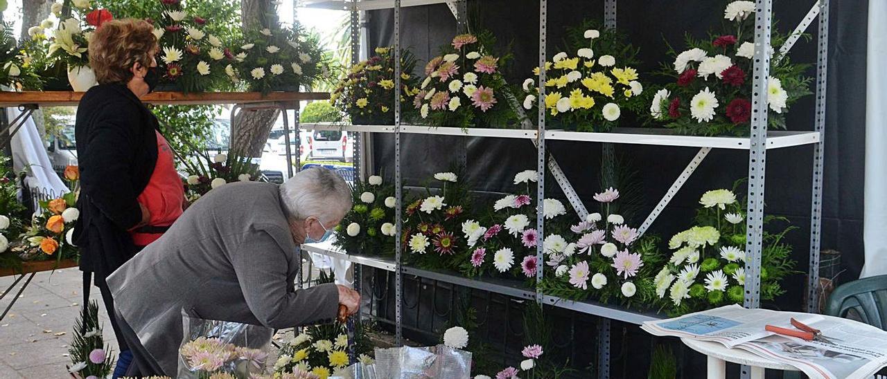 El Mercado das Flores de 2020 se celebró en el Paseo da Calzada. |  // NOÉ PARGA