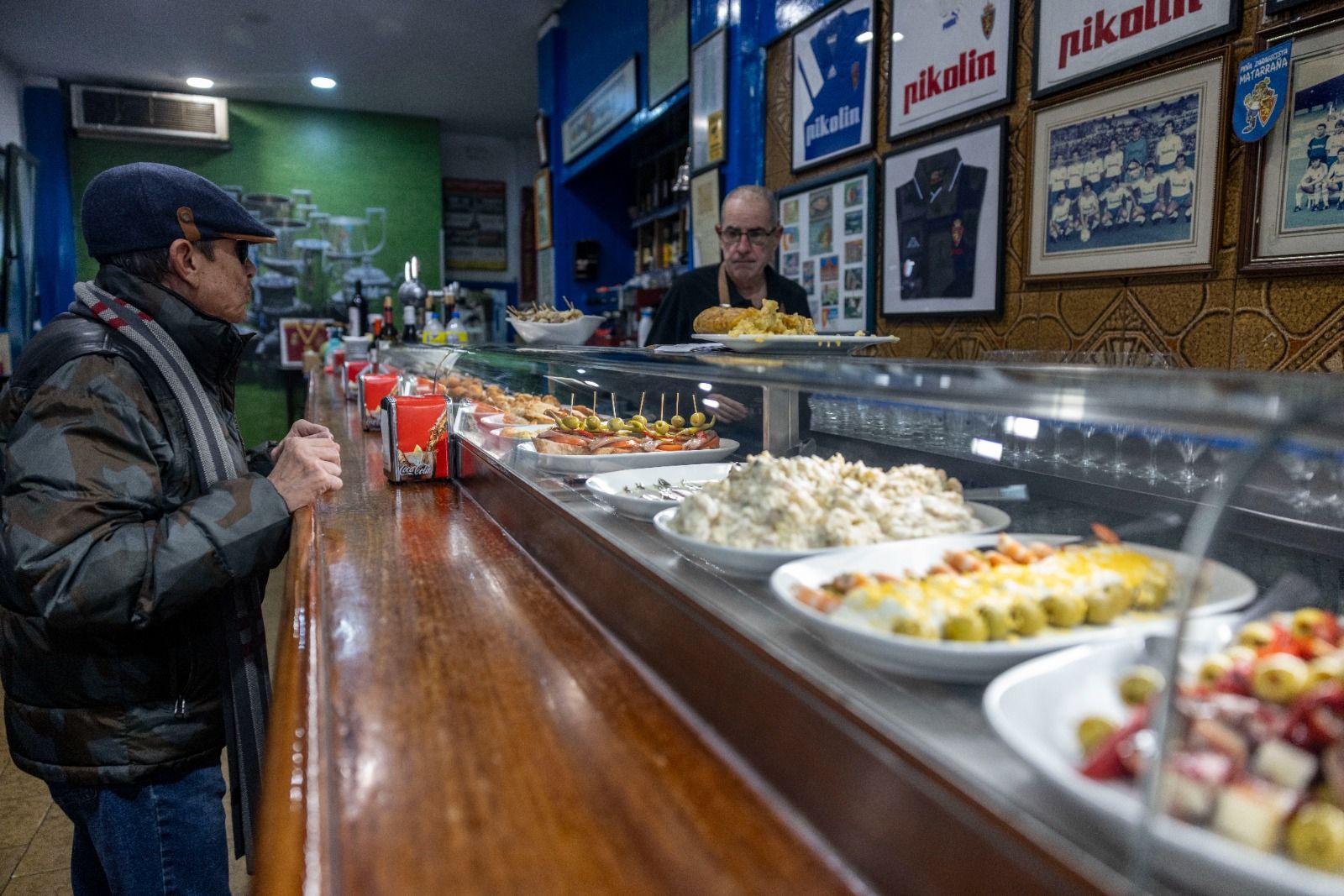 En imágenes | Bar La Romareda: un museo del Real Zaragoza, el vermú casero y la tapa de toda la vida