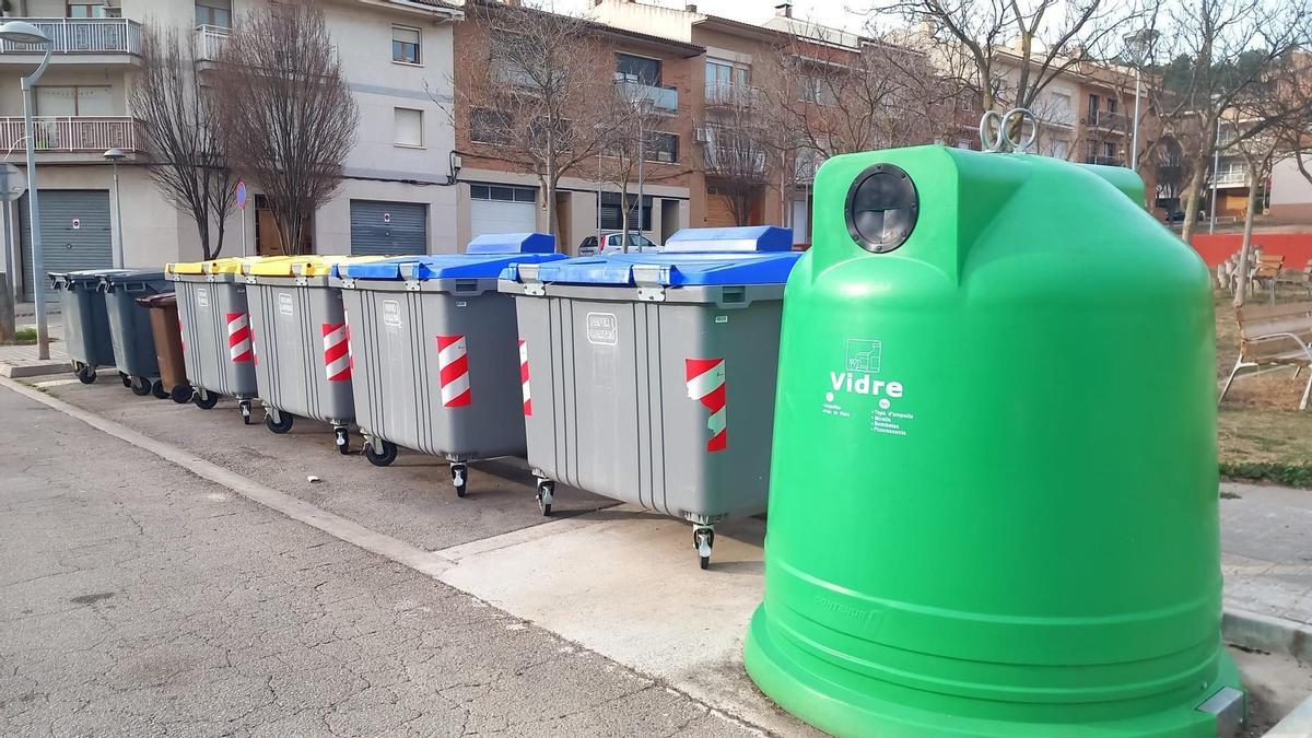 Contenidors al carrer a Sant Joan, la majoria dels quals es trauran amb el porta a porta