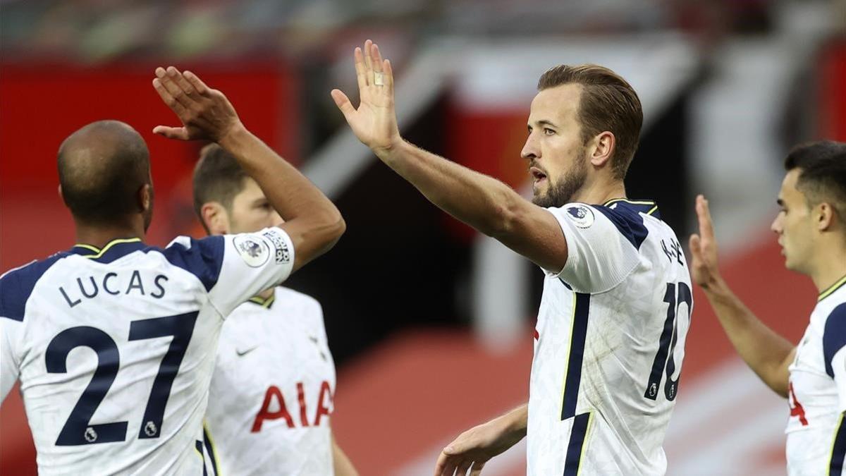 Kane celebra uno de sus dos goles al United.