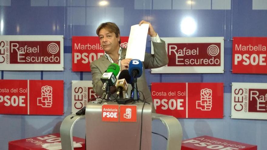 El secretario general del PSOE de San Pedro muestra una copia del documento de la Junta.