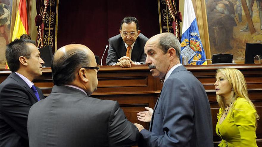 José Miguel Ruano, José Miguel Barragán (de espaldas), Santiago Pérez y María Australia Navarro. De frente, Antonio Castro, en el Parlamento de Canarias i LP / DLP