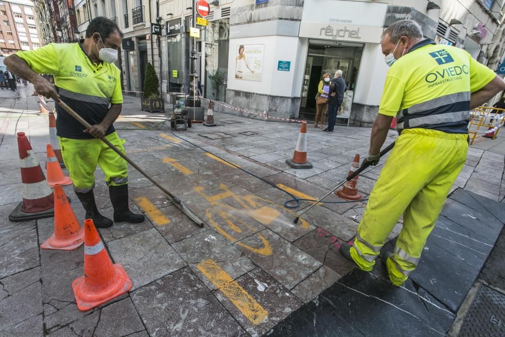 Oviedo comienza a borrar los polémicos carriles bici "experimentales"