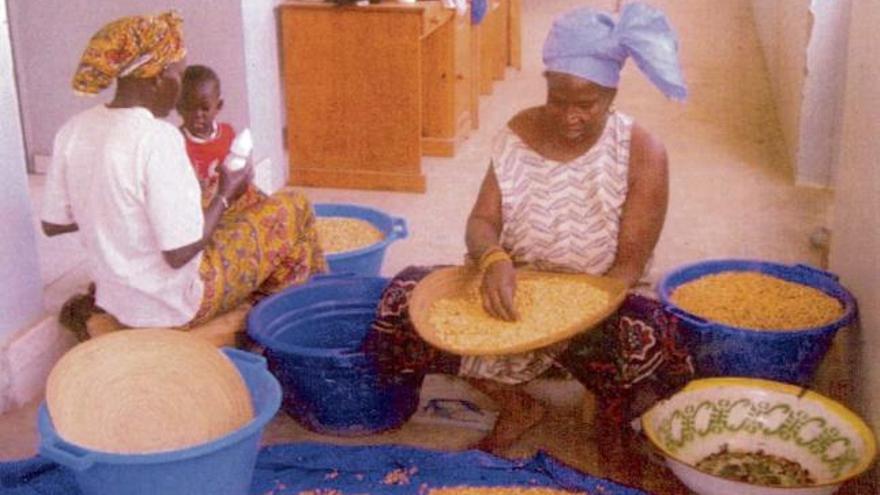 Dos mujeres preparan los alimentos gracias al apoyo económico de personas y entidades. l. o.