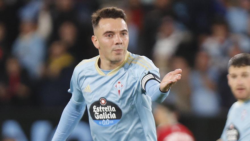 Aspas da indicaciones durante el partido contra Osasuna.