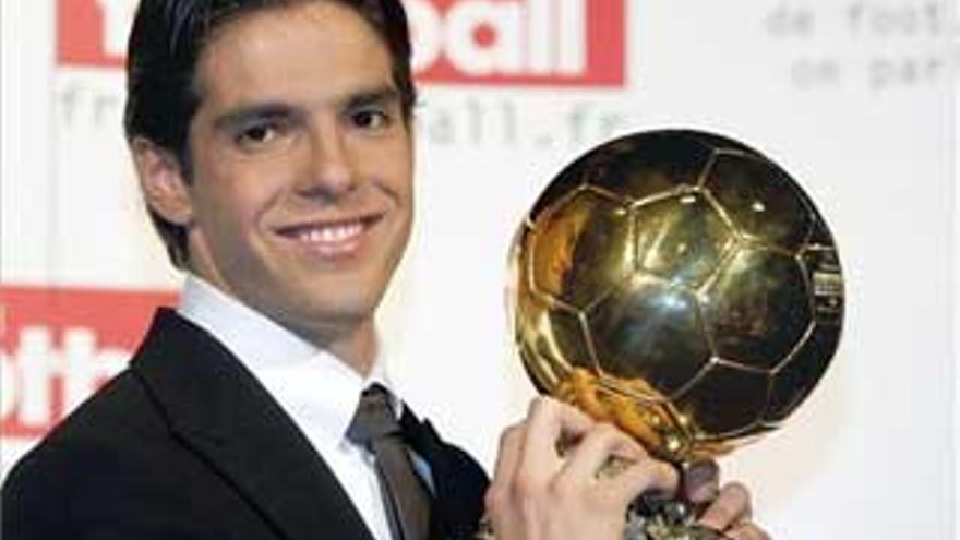 Kaká entrega su trofeo de mejor jugador del mundo a la iglesia evangélica