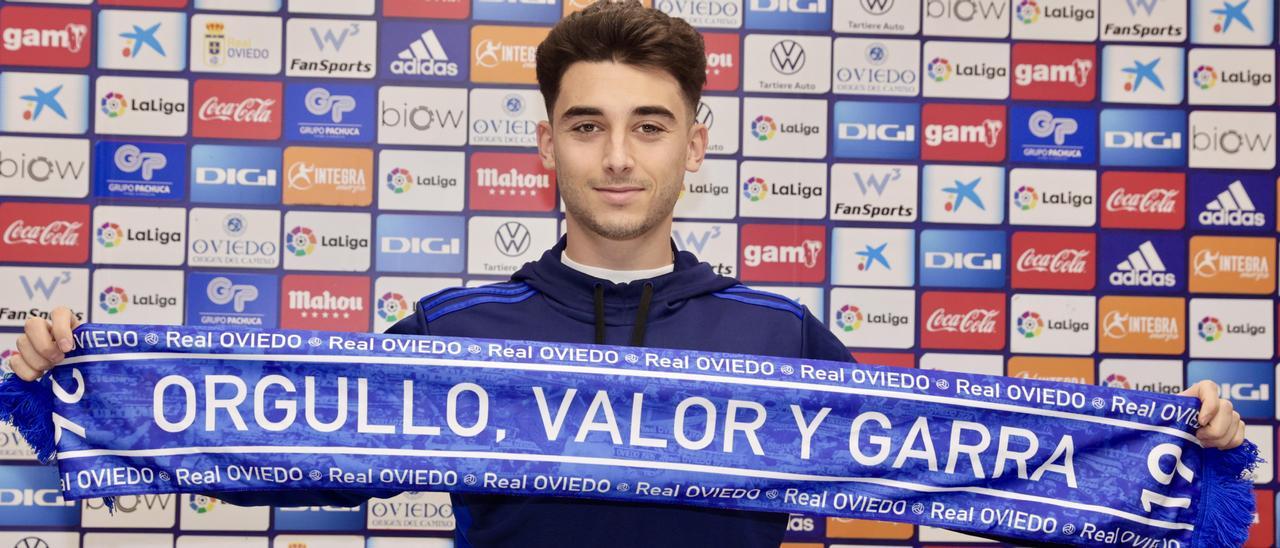 Raúl Moro durante su presentación como nuevo jugador del Real Oviedo