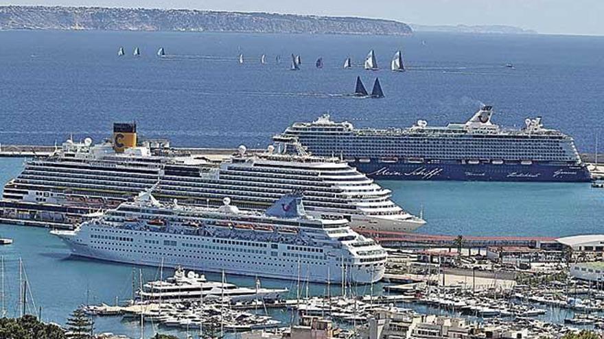 Imagen del puerto de Palma con tres cruceros.