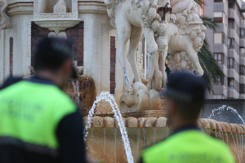 Los agentes inspeccionan la fuente