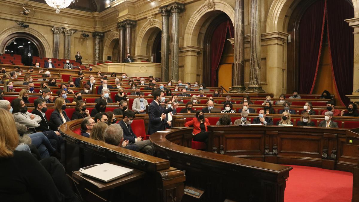 L&#039;hemicicle del Parlament amb el president de la Generalitat, Pere Aragonès, intervenint durant la sessió de control al president