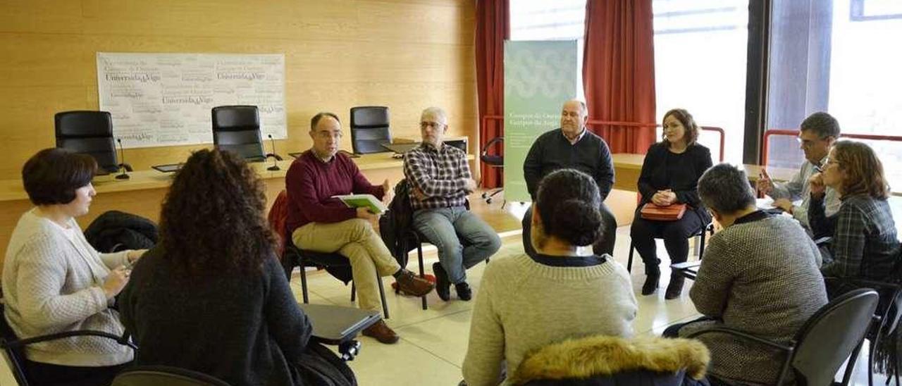 Representantes del campus y de la asociación de empresarios se reunieron ayer. // Duvi