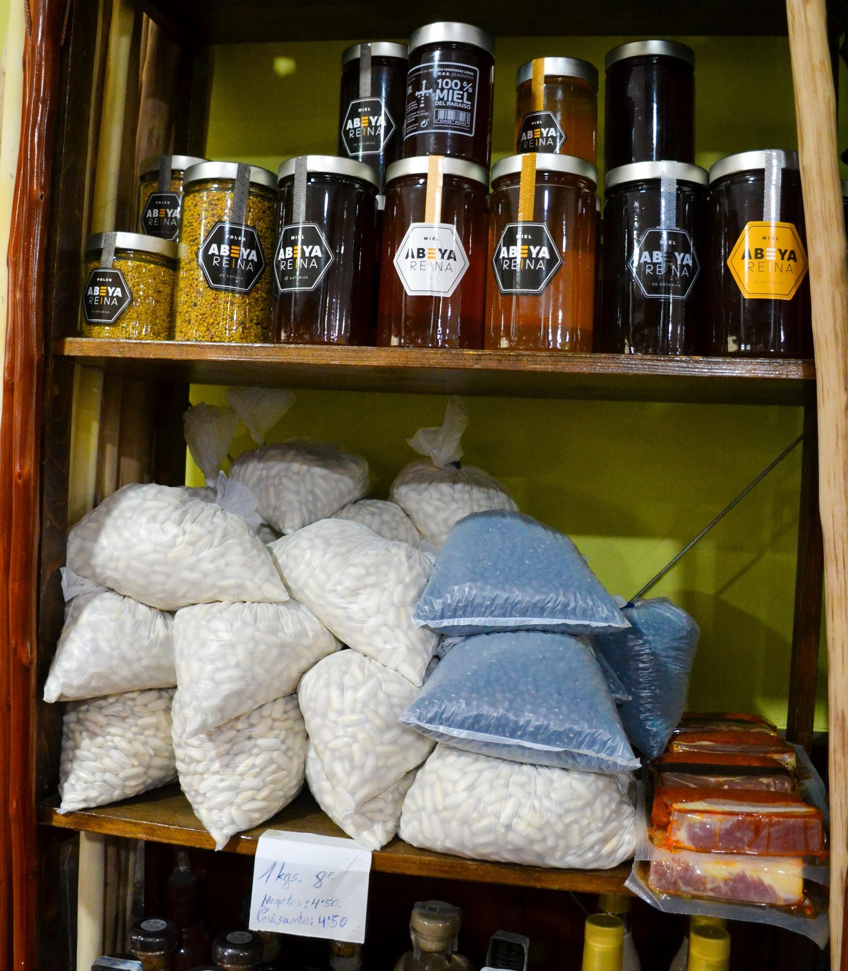 Algunos de los productos asturianos que se pueden encontrar en la zona de tienda de su local.
