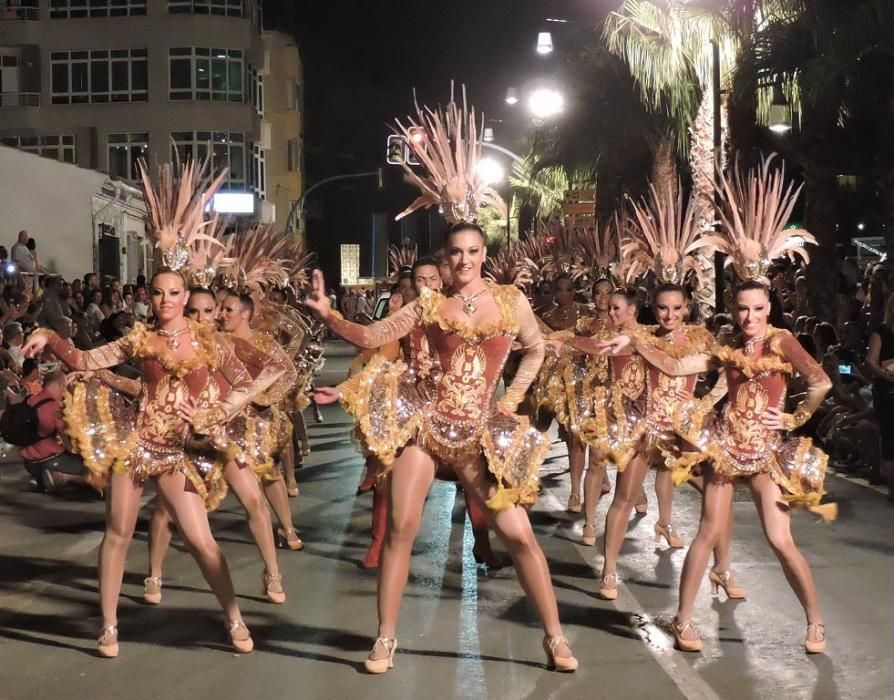 La bahía de Águilas se transforma en un gran teatro en su Carnaval de verano