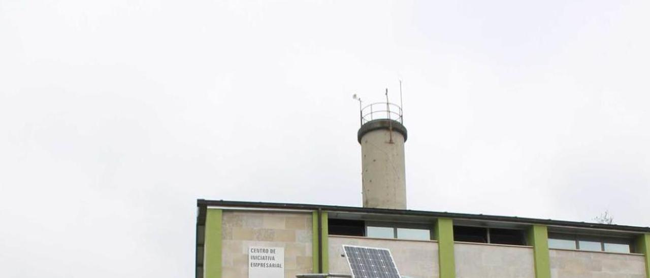 Los participantes colocan farolas con placas solares en La Cardosa.