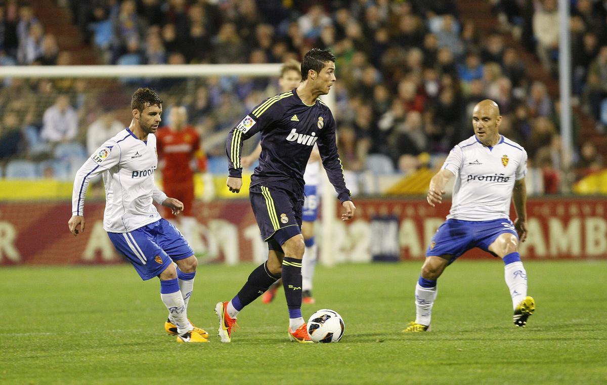 30/03/2013ZARAGOZAPARTIDO DE LA LIGA ESPAÑOLA DE PRIMERA DIVISION: REAL ZARAGOZA - REAL MADRID. CRISTIANO RONALDO ENTRE RODRI Y JOSE MARIA MOVILLA.EQUIPOS FUTBOL. REAL ZARAGOZA.ANGEL DE CASTROCAMARA DIGITAL. EQUIPOS FUTBOL. REAL ZARAGOZA