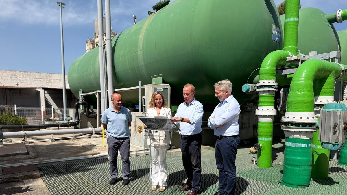Las autoridades han firmado el protocolo en las instalaciones de la desaladora de Alcúdia.