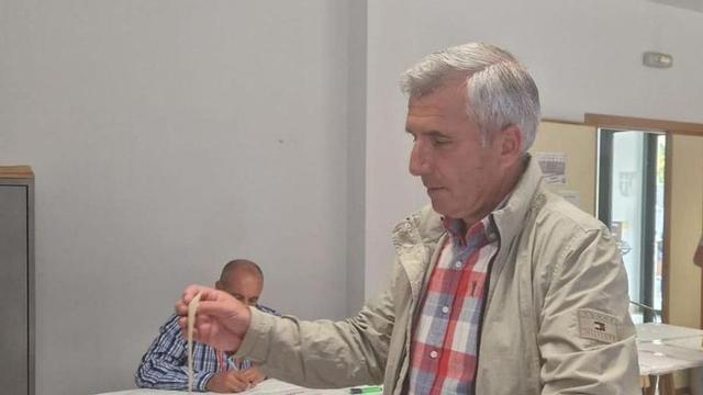 Marcelino Martínez, votando en la mañana de ayer.