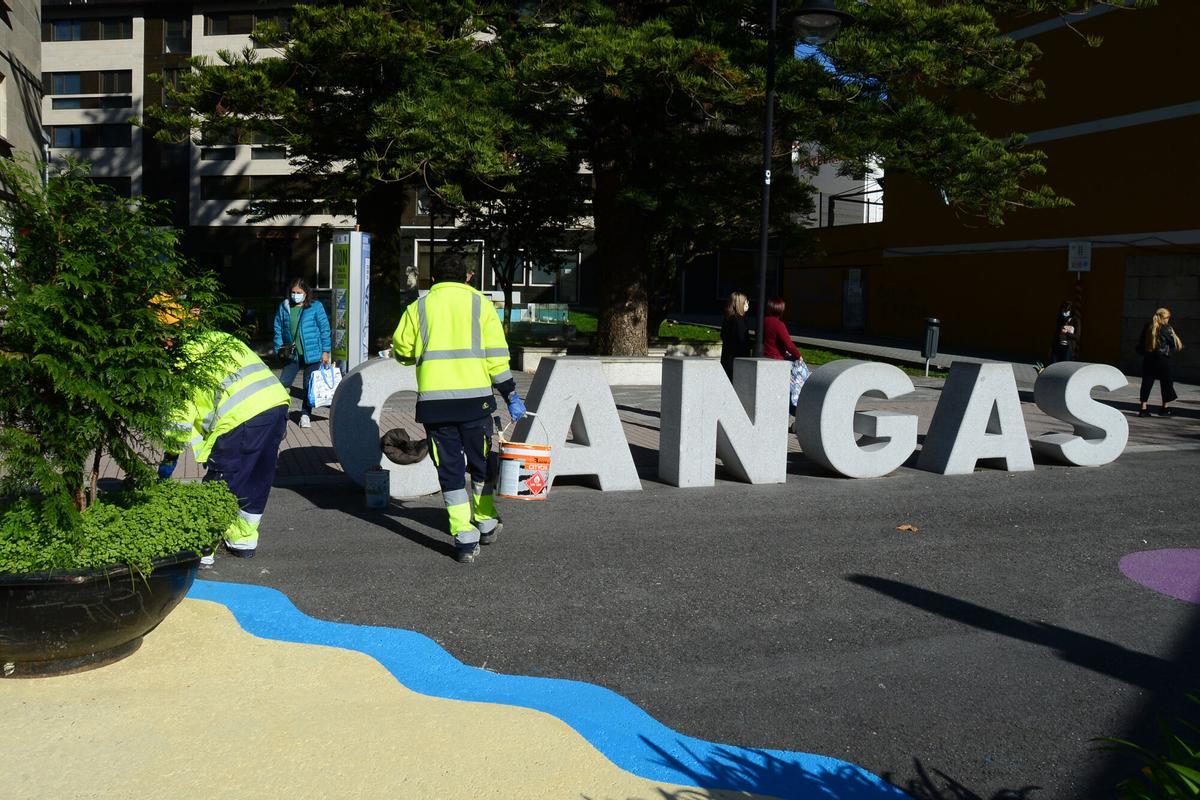 Rótulo toponímico a la entrada de una calle peatonal en Cangas.