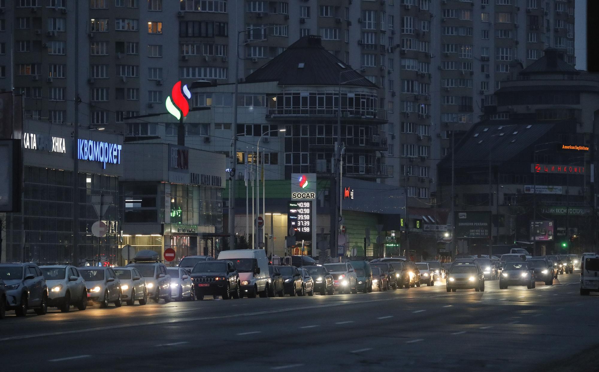 Long queues at gas stations in Kiev as Russian troops enter Ukraine