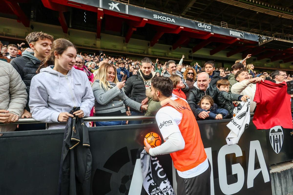 Búscate en las gradas de Mestalla durante el entrenamiento del Valencia CF