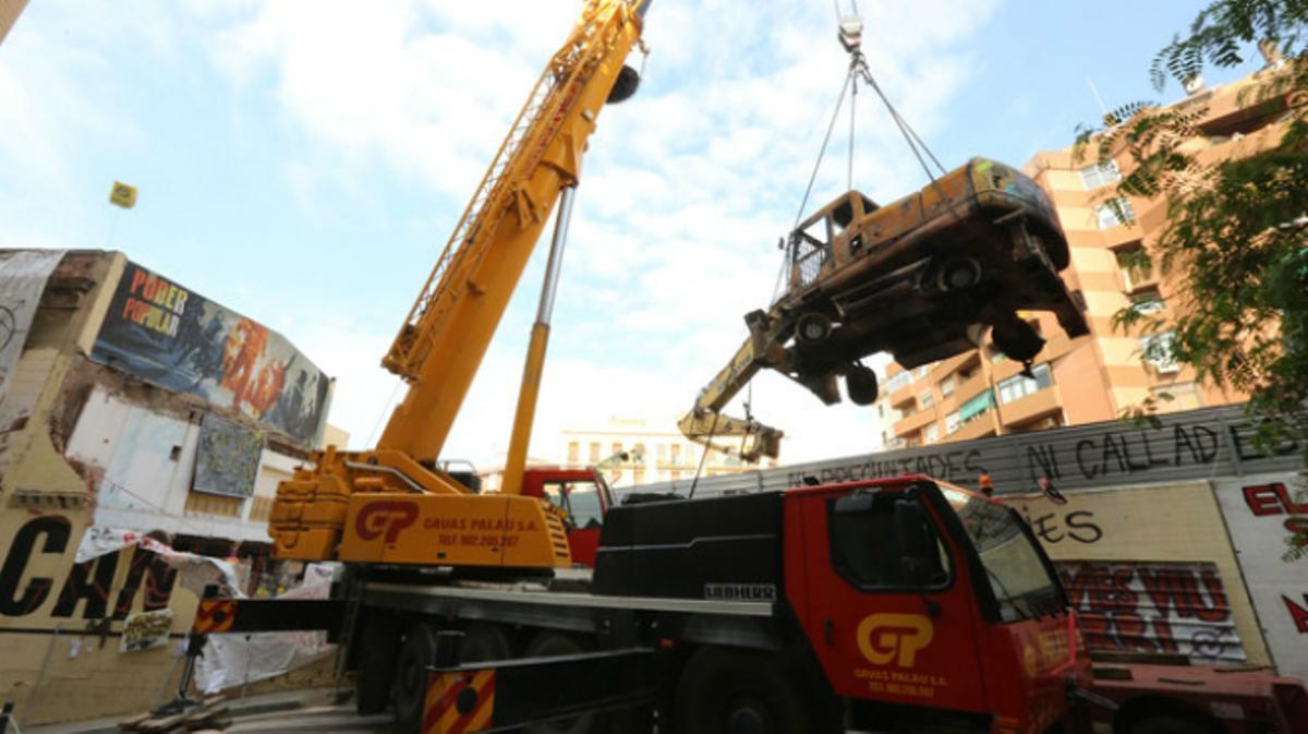 Efectius de l’Ajuntament de Barcelona retiren l’excavadora incendiada durant la segona jornada de protestes per la demolició de Can Vies.
