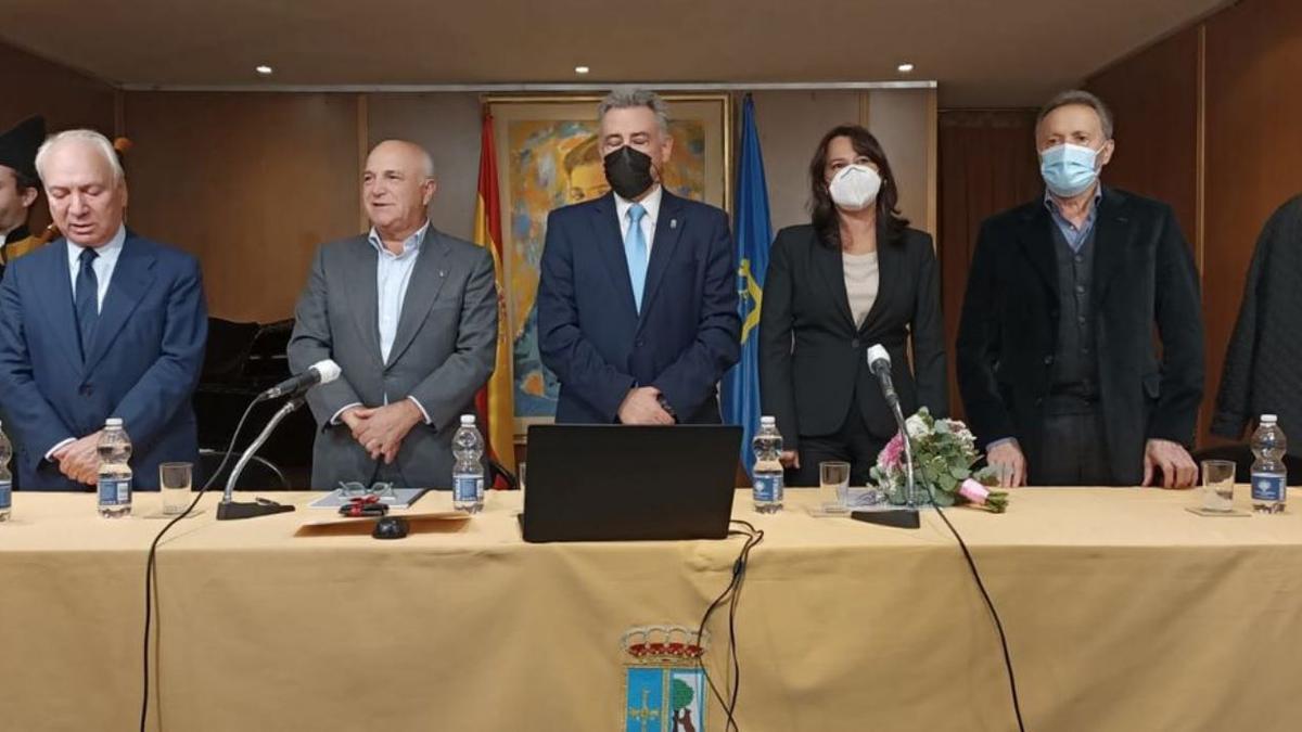 Francisco Rodríguez, Joaquín Pixán, Valentín Martínez-Otero, Carolina Pérez Tamargo, Andrés Menéndez y Pilar Riesco, durante el himno de Asturias interpretado por Gonzalo Fernández.