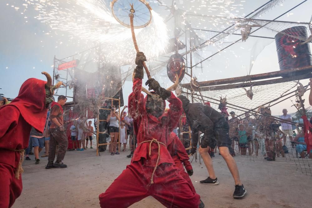 Los ‘dimonis’ invaden El Molinar durante el ‘correfoc’ de sus fiestas de verano