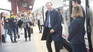 Puente llega a A Coruña en uno de los nuevos trenes Avril desde Madrid: "Hoy es un día muy importante para Galicia"