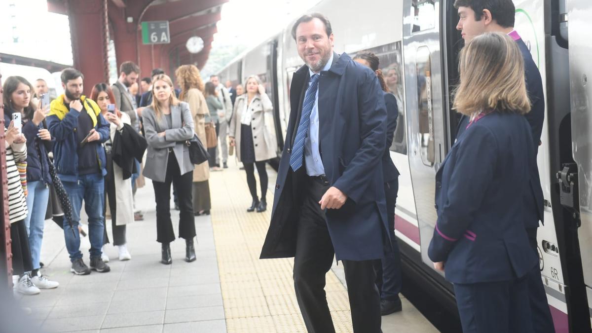 El ministro Óscar Puente llega a A Coruña en uno de los nuevos trenes Avril desde Madrid: "Hoy es un gran día para Galicia"