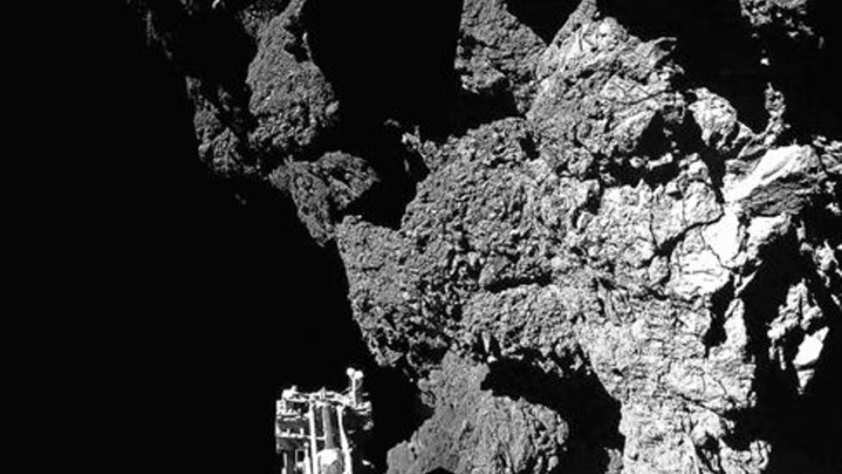 Imagen captada por el módulo 'Philae' en su emplazamiento definitivo en el cometa. A la izquierda puede observarse una de sus tres patas, que no quedó bien anclada al suelo.