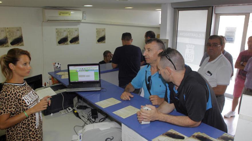 Varios aficionados en las oficinas del club adquiriendo el carné.