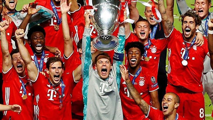 Manuel Neuer, decisiu a la final, aixeca la copa de la Lliga de Campions.