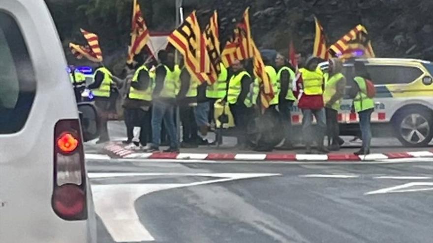 Els treballadors de Feldespatos Llansà es manifesten a l&#039;N-260