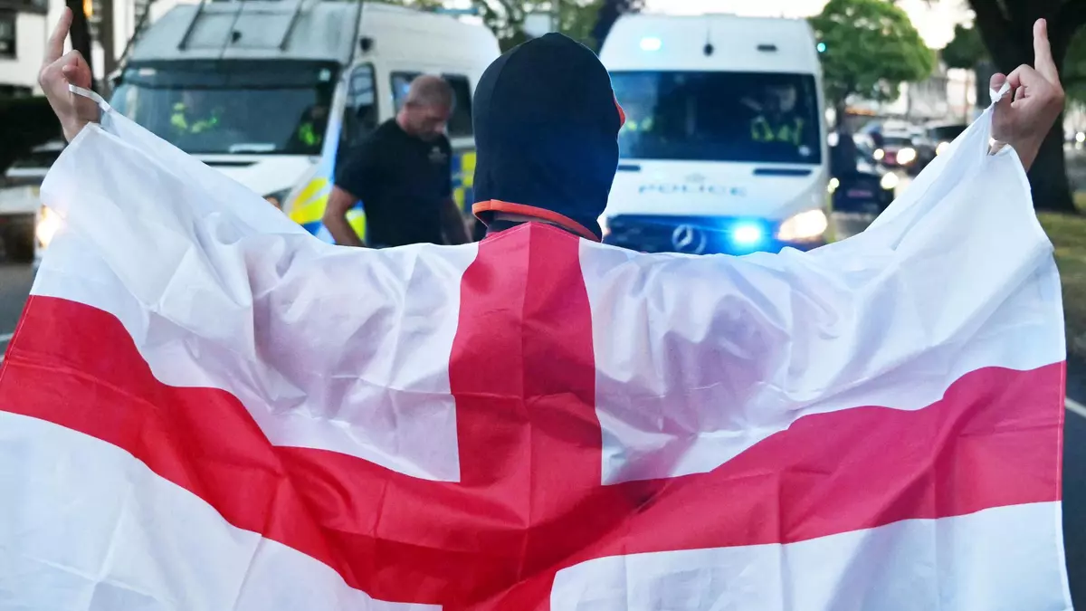 Al menos seis detenidos tras protestas contra los solicitantes de asilo en Inglaterra