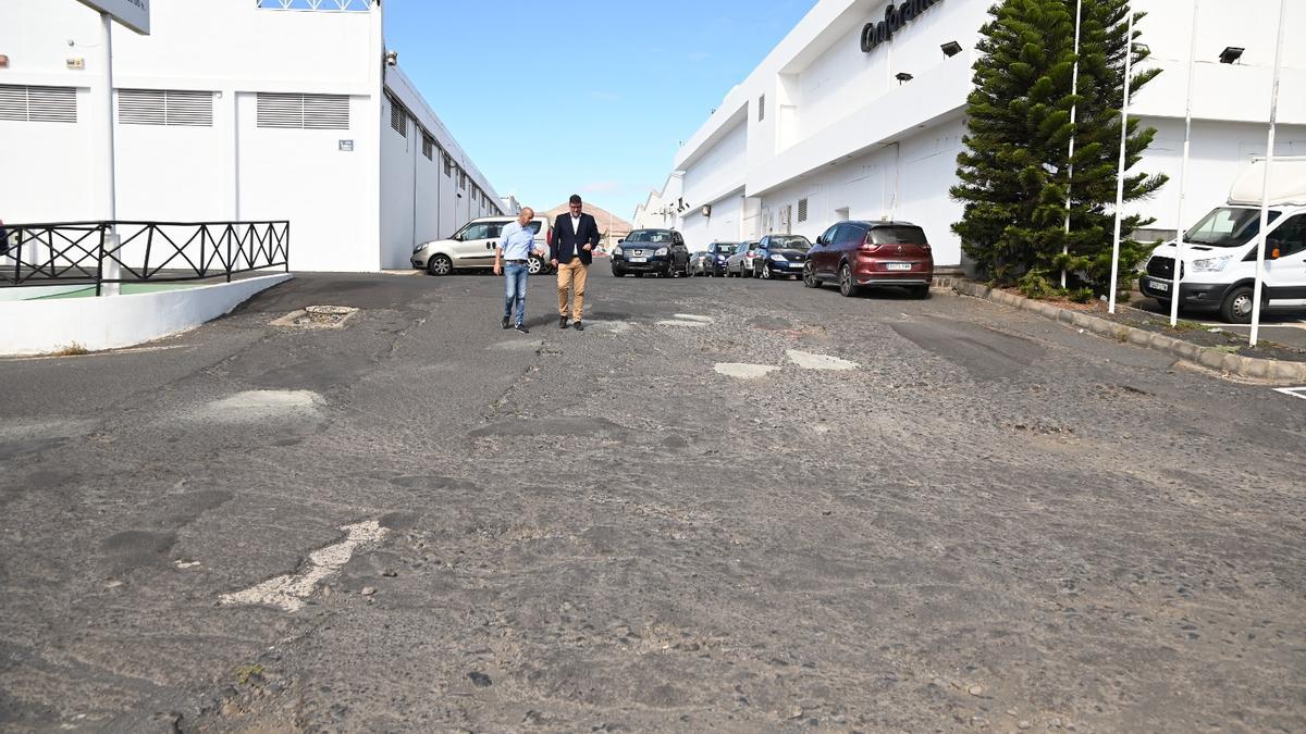 Avenida Mamerto Cabrera, en la zona industrial de Playa Honda, que será reasfaltada.