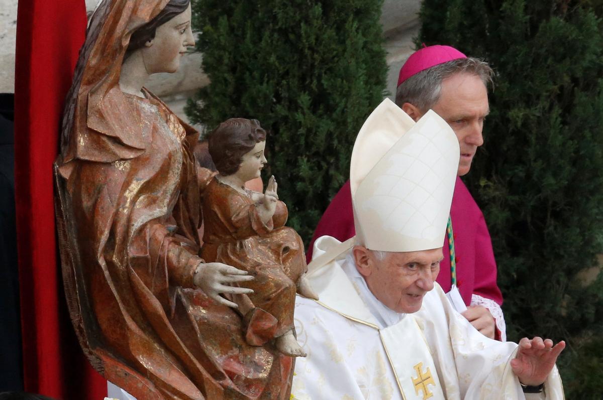 El papa emérito Benedicto XVI llega a la ceremonia de canonización de los papas Juan XXIII y Juan Pablo II, en la basílica de San Pedro, el 27 de abril del 2014.