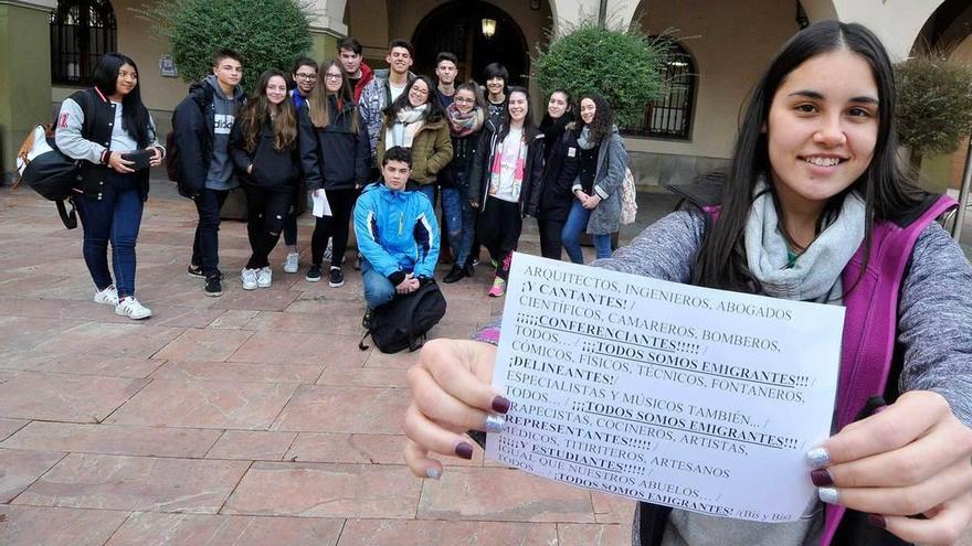 Ana Taberna, con algunos compañeros del IES La Quintana detrás, muestra un manifiesto contra el racismo.