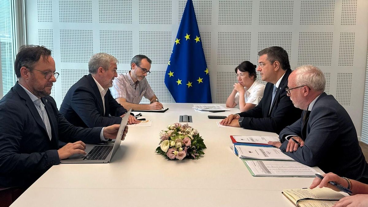 El presidente Fernado Clavijo (i) y el comisario Apostolos Tzitzikostas durante la reunión