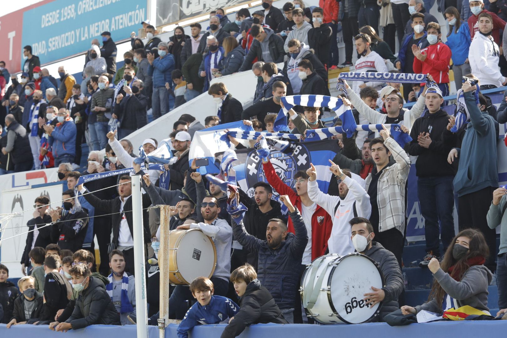 El Alcoyano derrota al Sevilla Atlético gracias a un doblete del central en los diez primeros minutos