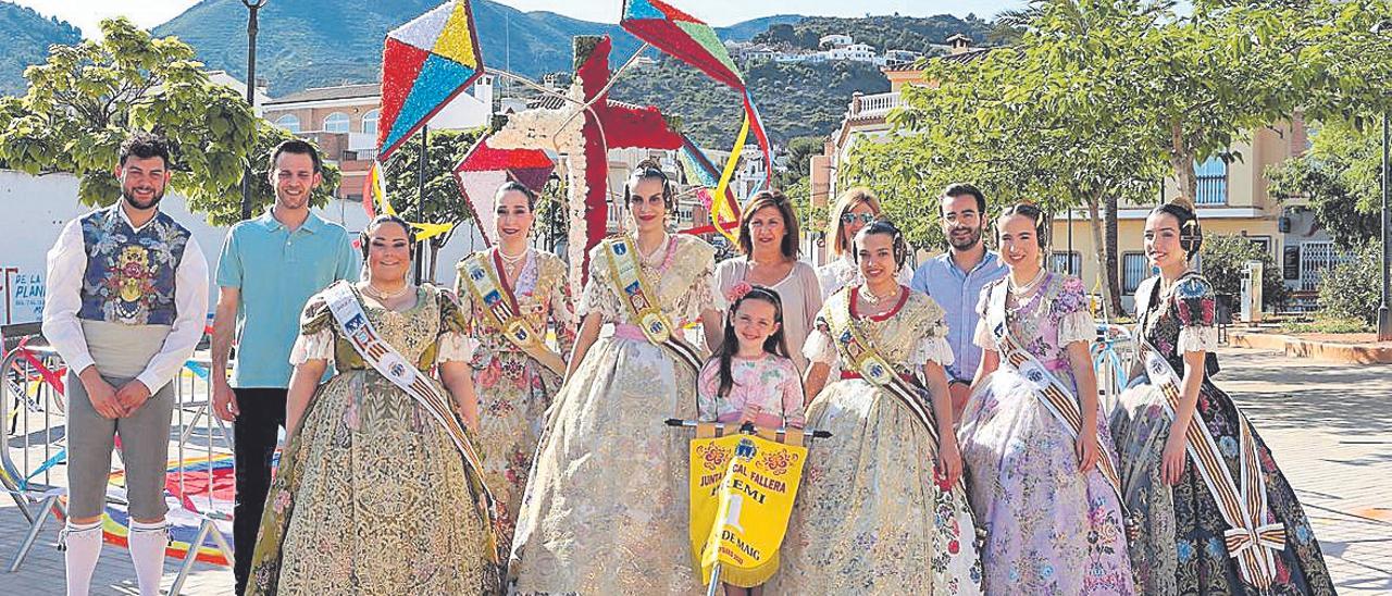 Tras la entrega de premios, la comitiva oficial se ha trasladado hasta la Cruz de Mayo ganadora, la de la falla Ja Estem Tots, para celebrar juntos el galardón.