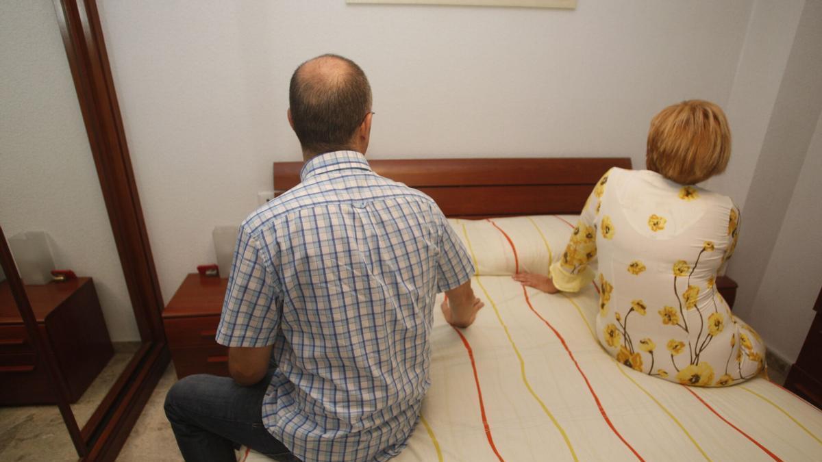 Un matrimonio, en su dormitorio.